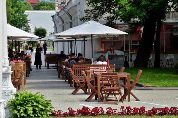 В Москве в несколько раз снизилось количество нарушений в летних кафе