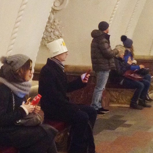 20 забаных фотографий прямиком из метро, которые доказывают, что это совершенно особенный мир