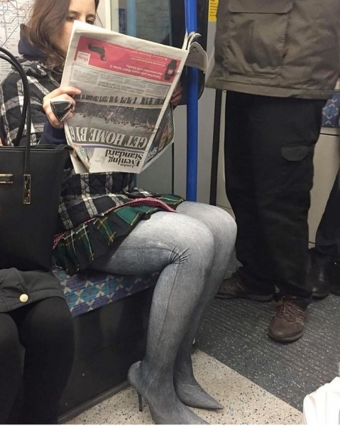 20 забаных фотографий прямиком из метро, которые доказывают, что это совершенно особенный мир