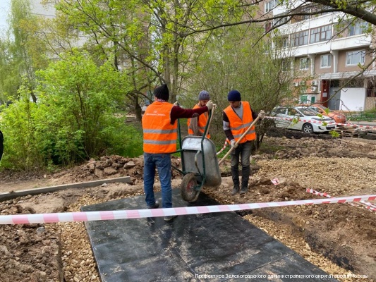 Заместитель префекта Зеленограда посетил дворы и зоны отдыха, в которых сейчас проводится благоустройство