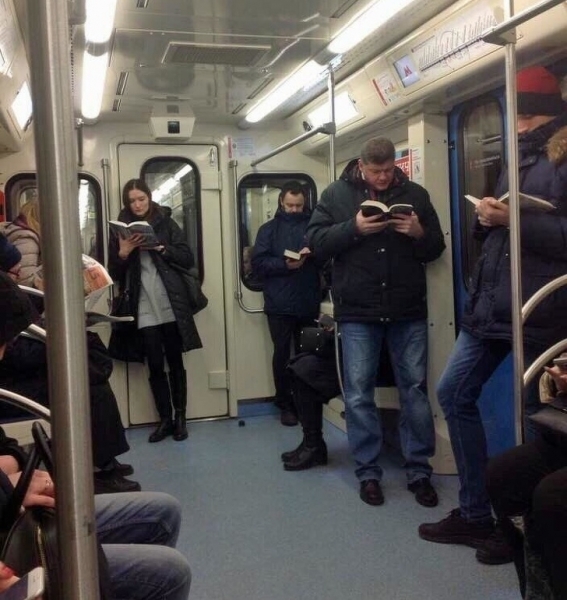 20 забаных фотографий прямиком из метро, которые доказывают, что это совершенно особенный мир