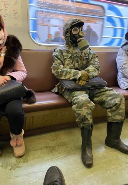 19 «модных» пассажиров, которые ехали в метро и удивили окружающих своими «стильными» нарядами