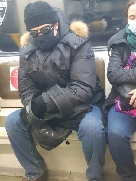 19 «модных» пассажиров, которые ехали в метро и удивили окружающих своими «стильными» нарядами