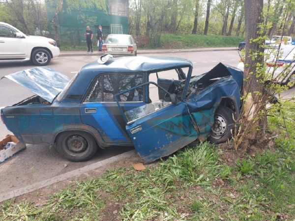 Трое подростков на «жигулях» врезались в дерево в 8 микрорайоне