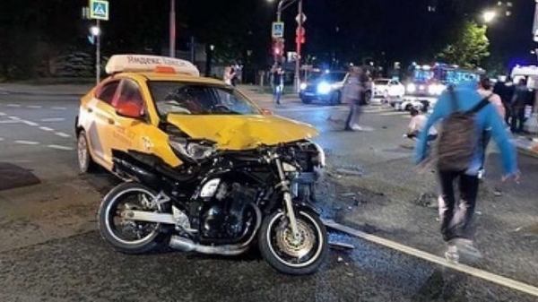 В Зеленограде два мотоциклиста врезались в такси
