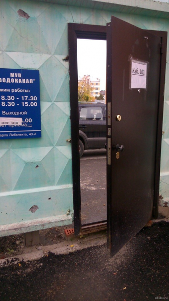 19 бестолковых табличек, которые изрядно насмешили посетителей