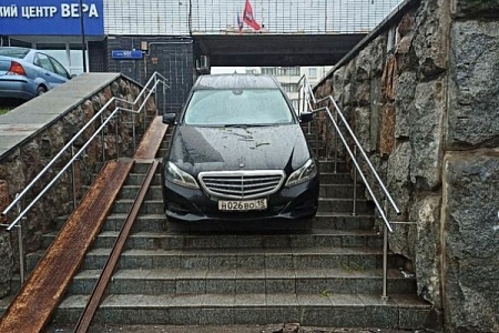 «Мерседес» застрял на лестнице в 6 микрорайоне