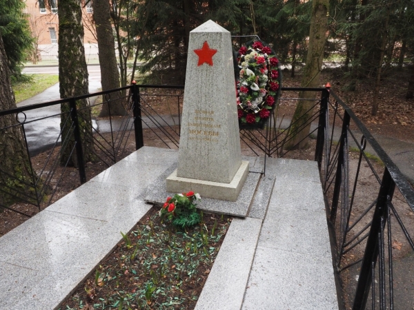 Надгробная плита, валун и пирамидка: малоизвестные мемориалы, посвященные героям Великой Отечественной войны