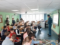 Познавательное занятие с детьми провели пожарные в Зеленограде