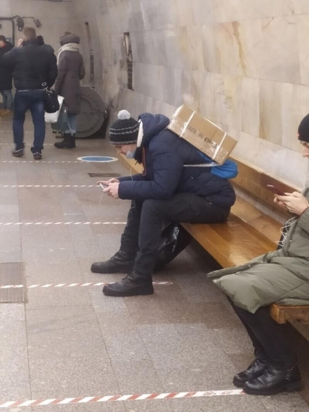 19 «модных» пассажиров, которые ехали в метро и удивили окружающих своими «стильными» нарядами
