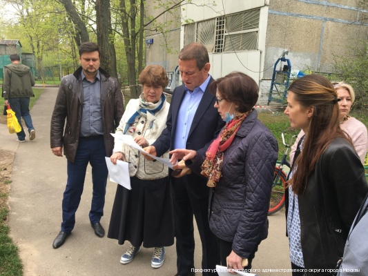 Заместитель префекта Зеленограда посетил дворы и зоны отдыха, в которых сейчас проводится благоустройство