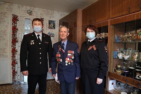 Руководство УВД по ЗелАО поздравило ветерана Великой Отечественной войны с Днем Победы
