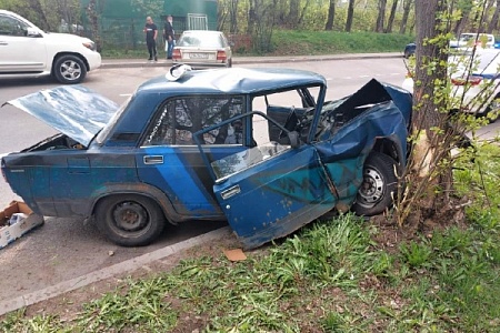 Трое подростков на «жигулях» врезались в дерево в 8 микрорайоне