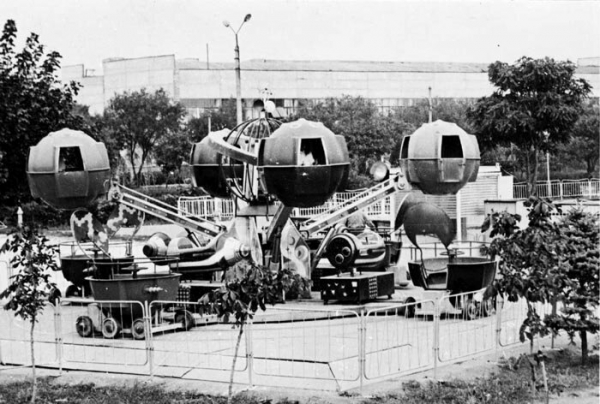 10 фотографий одного дня в парке любимых советских аттракционов