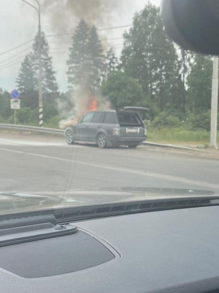 На Ленинградском шоссе сгорел кроссовер