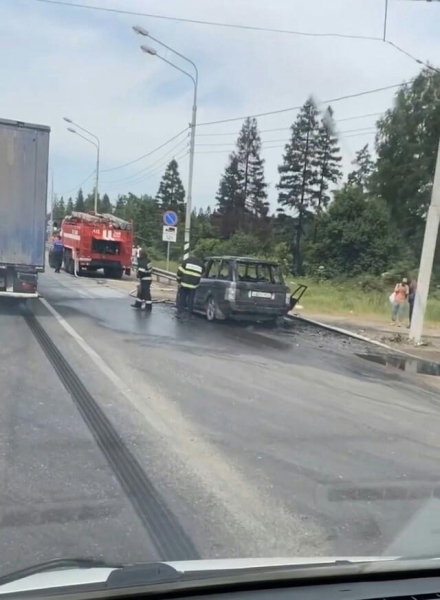 На Ленинградском шоссе сгорел кроссовер