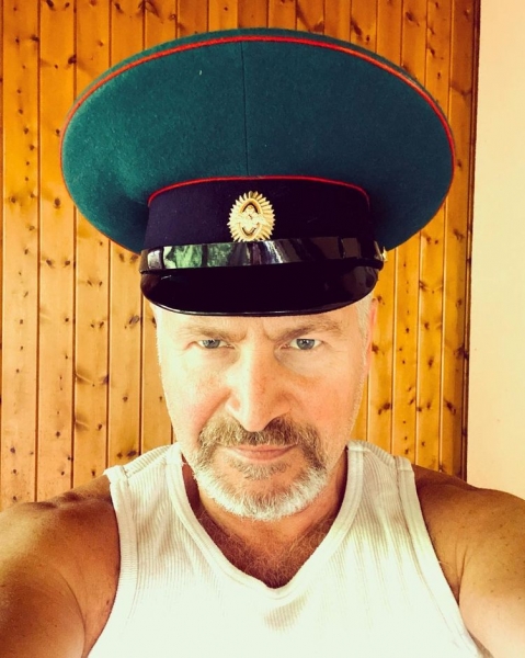 20 фото о том как могли бы выглядеть наши звёзды, если бы вдруг помолодели, похудели или даже сменили пол
