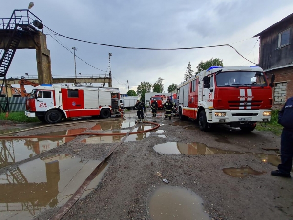 Сильный пожар произошел на складе в Зеленограде