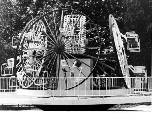 10 фотографий одного дня в парке любимых советских аттракционов