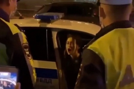 Пьяные автоледи устроили автоинспекторам истерику напротив суда
