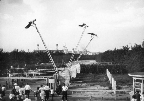 10 фотографий одного дня в парке любимых советских аттракционов