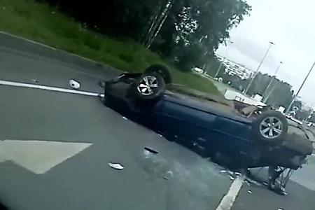 Автомобиль перевернулся возле въезда в Зеленоград