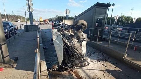 Автомобиль протаранил пункт оплаты на Новой Ленинградке