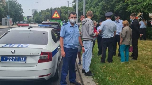 На Центральном проспекте Зеленограда 16-летний водитель «Мерседеса» врезался в автобус
