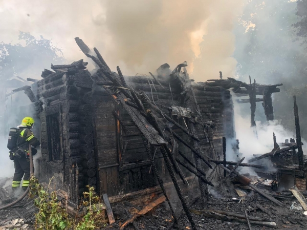 Рядом с 17 микрорайоном сгорел частный дом