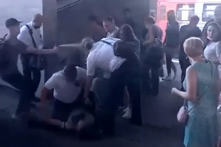 Двое контролеров получили ожоги глаз в конфликте с «зайцами»