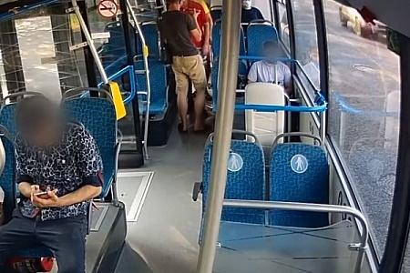 Парень присвоил найденный в автобусе телефон