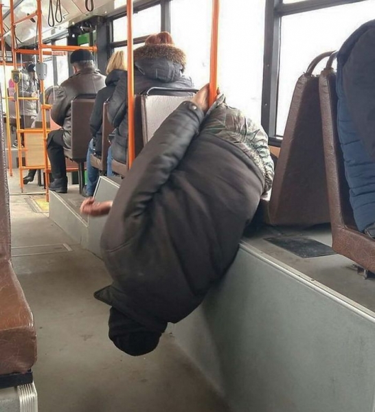20 фото странных пассажиров, которых можно увидеть в общественном транспорте