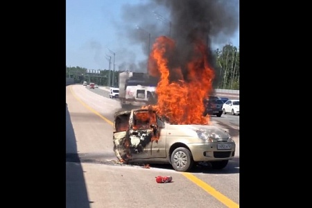 Два человека сгорели заживо в автомобиле на трассе М11