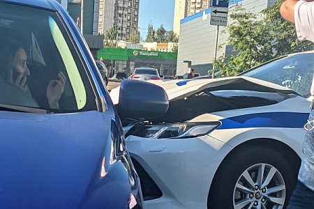 Автомобиль полиции столкнулся с легковушкой недалеко от РОВД Крюково