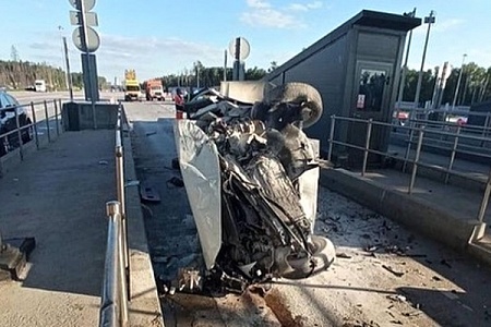 Автомобиль протаранил пункт оплаты на Новой Ленинградке