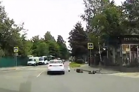 Самокатчик выехал на дорогу и столкнулся с такси под Зеленоградом