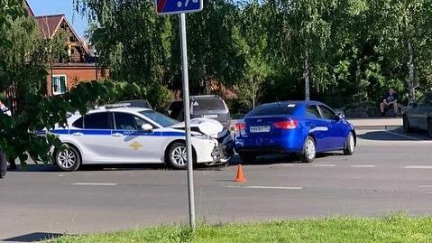 Автомобиль полиции столкнулся с легковушкой недалеко от РОВД Крюково
