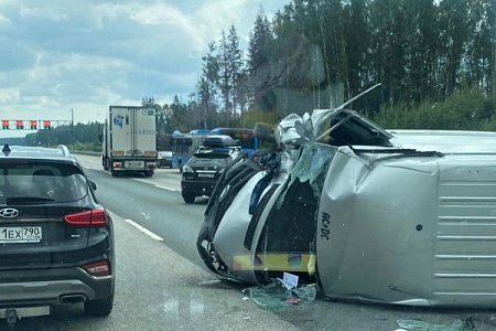Фургон врезался в автобус 400Э и перевернулся на Новой Ленинградке
