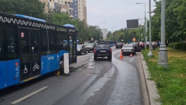 На Центральном проспекте Зеленограда 16-летний водитель «Мерседеса» врезался в автобус