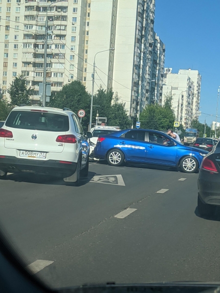 Автомобиль полиции столкнулся с легковушкой недалеко от РОВД Крюково