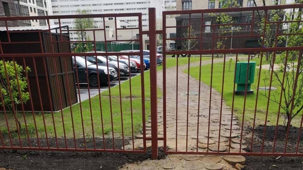 В Зеленограде жители не могут гулять из-за огороженных дворов