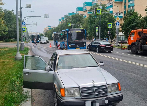В Зеленограде иномарка столкнулась с автобусом