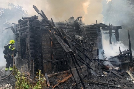 Рядом с 17 микрорайоном сгорел частный дом