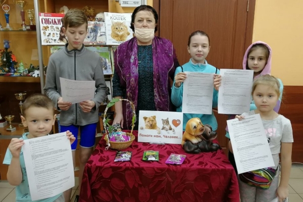 Сотрудники сельской библиотеки привезли подарки в зеленоградский приют