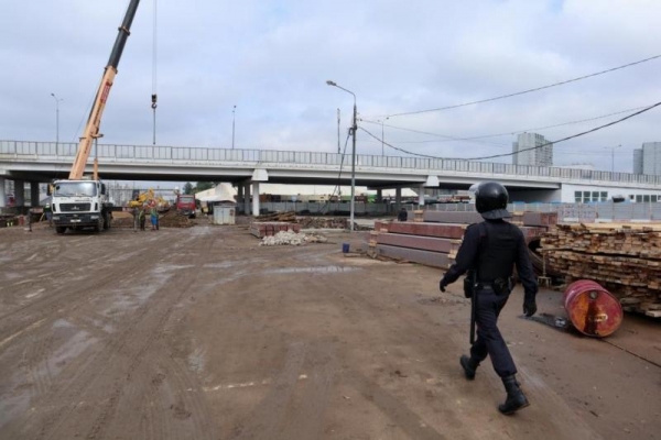 Троих нелегалов выявили среди рабочих на Крюковской площади