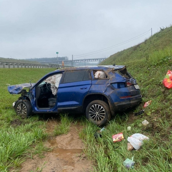 Автомобиль пробил ограждение и вылетел в кювет на трассе М-11