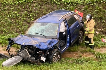 Автомобиль пробил ограждение и вылетел в кювет на трассе М-11