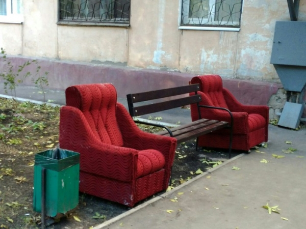 20 «умельцев», которые украсили подъезды и дворы тем, что попалось под руку