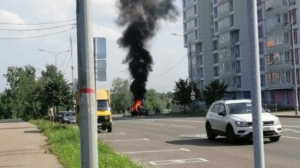 В понедельник, 9 августа напротив корпуса 2032 прямо во время движения загорелся автомобиль Opel Antara