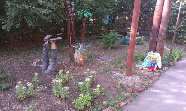 20 «умельцев», которые украсили подъезды и дворы тем, что попалось под руку